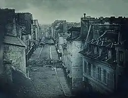Barricades de la rue Saint-Maur durant les journées de Juin, sur un daguerréotype de 1848.