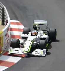 Barrichello négociant un virage à Monaco avec sa BGP 001