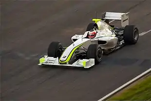 Photo vue de l'avant de la BGP 001 de Barrichello en piste