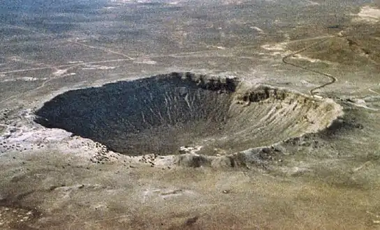 Un cratère en forme de bol, entre 1200 et 1 400 kilomètres de diamètre et 190 mètres de profondeur.