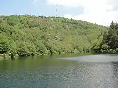 La retenue du barrage de l'Ondenon et le pylône TDF de la Croix de Guizay en arrière-plan