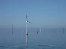 Plusieurs éoliennes en mer.