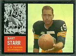 Montage de deux images, l'une en couleur avec Bart Starr tenant un ballon de football américain, et l'autre en noir et blanc en match.