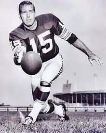 Image en noir et blanc d'un joueur de football américain en maillot lançant un ballon de football américain.