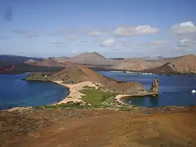 Vue de la partie occidentale de l'île Bartolomé avec à droite le Pinnacle Rock (premier plan) et l'île Santiago (second plan) depuis le sommet de l'île.