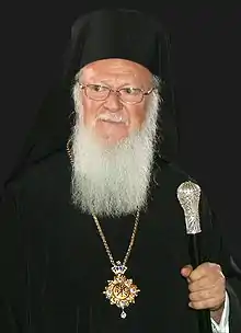 Photographie de Bartholomée Ier, patriarche de Constantinople en koukoulion et kamilavkion noirs, avec un encolpion