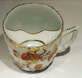 Tasse à moustache de 1880.