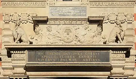 Bas-reliefs entre la statue d'Henri IV et le portail. Blasons des capitouls, blasons de Toulouse, inscriptions.