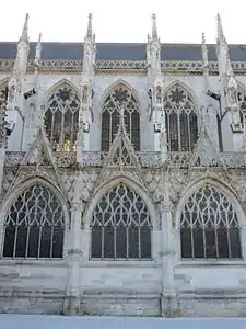 Fenêtres hautes de la nef en gothique rayonnant, et bas-côtés en gothique flamboyant.