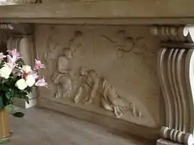 Photo du bas-relief sur l'autel représentant « Sainte Cécile pleurée par trois compagnes » de Clodion, sculpté en 1777