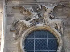 Bas-relief de la façade principale (anges jouant de la trompette) endommagée par le temps : le vent (salin) et la pluie dégradent rapidement la pierre de Caen qui constitue la façade.