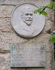 Médaillon et plaque gravés en hommage à l'homme politique Laurent Prache, qui donne son nom au square.