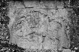 Bas-relief romain du dieu Mithra sculpté dans la roche.