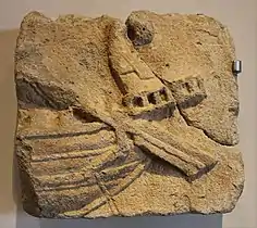 Bas-relief représentant une poupe de navire.