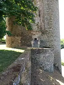 Porte donnant accès au rez-de-chaussée de la tour où étaient conservées les denrées alimentaires.