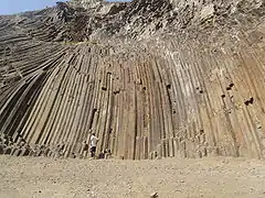 Une formation de colonnes de Mugearite dans la région côtière.