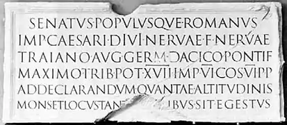 Inscription située à la base de la colonne Trajane qui sert d'archétype depuis la fin du XIXe siècle pour les proportions classiques des capitales.