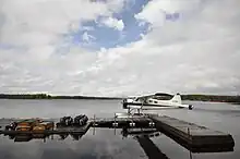 Un hydravion sur un lac