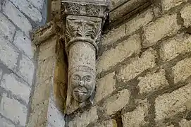 Base de chapiteau dans l'église Sainte-Foy.