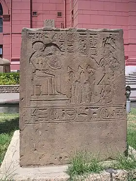 Scène représentant Ramsès II faisant offrande au dieu Horus Khenty-Khety.