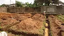 Maçon travaillant à la fondation d'une maison