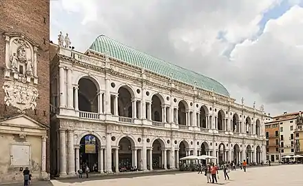 Vue d'un long bâtiment blanc de deux étages