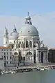 La basilique Santa Maria della Salute de Venise est principalement en marbre blanc sur ses parties extérieures.