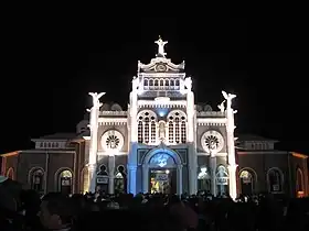 Façade de la basilique de nuit.