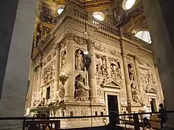 Revêtement marmoréen de La Sainte Maison de Lorette dont la structure générale a été dessinée par Bramante.
