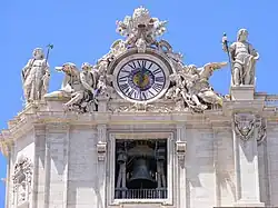 Vue rapprochée de l'horloge et de la cloche, sur la façade gauche de la basilique