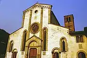 Photographie couleur d'une façade romane d'église.