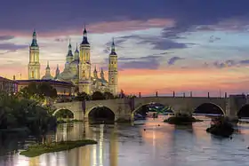 La basilique et le pont de Pierre sur l'Èbre.