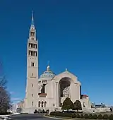 Vue de l'entrée principale de la basilique.