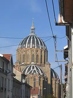 La basilique vue d'une rue du quartier Sainte-Anne.
