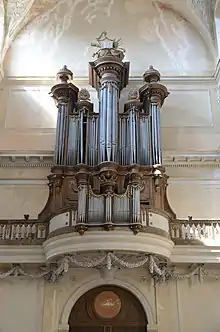 Photo couleur montrant les grandes orgues de Pierre Van Peteghem dans la basilique.