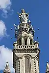 Statue de l'Immaculée Conception au sommet de la basilique.