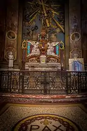 Chapelle des anges. Au-dessus, les anges soulèvent la croix à la gloire du ciel. L'autel et le tabernacle sont en marbre. Sur la gauche, une statue de sainte Jeanne d'Arc, sur la droite, une statue de sainte Germaine de Pibrac, avec devant elle, un tableau de Notre-Dame de Guadalupe