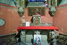 Photo en couleurs d'un autel avec en bas une photo du bienheureux