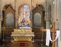 Maître-autel et orgue de chœur.