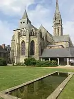 Basilique de La Guerche (vue des jardins de l'hôtel de ville).