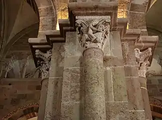 Pile du narthex (XIIe siècle) de la basilique de Vézelay avec quatre colonnes engagées. Le chapiteau de celle-ci montre Samson terrassant le lion.