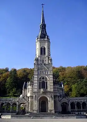 La façade de la basilique du Bois Chênu