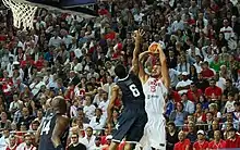 Derrick Rose, de dos, tentant un contre sur un tir de Hidayet Türkoğlu lors de la finale du mondial 2010