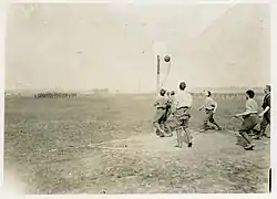 Soldats Néo-zélandais jouant au basket.