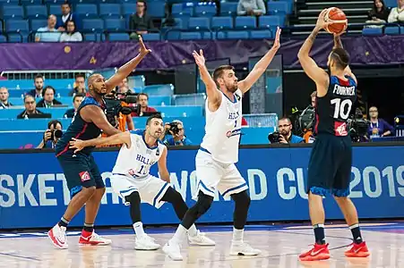 Evan Fournier en 2017, pendant le match du groupe A de l'EuroBasket entre la Grèce et la France à l'Hartwall Arena d'Helsinki (Finlande).