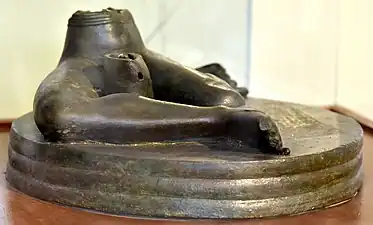 Statue fragmentaire en alliage cuivreux retrouvée à Bassekti. Musée national d'Irak.