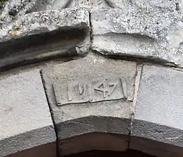 La clé de voûte du portail portant la date de 1547..