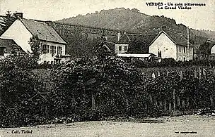 1920-30 : Entre les maisons du village de Vendes, une vue du viaduc.