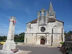 Le monument aux morts et l'église.