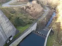 Bassin de dissipation du barrage.